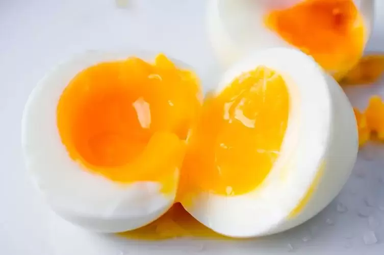 μαλακό βραστό αυγό κοτόπουλου για δίαιτα χωρίς υδατάνθρακες