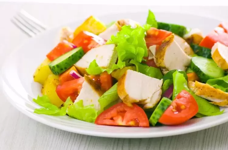 σαλάτα με λαχανικά και κοτόπουλο για δίαιτα χωρίς υδατάνθρακες