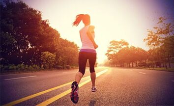 Η προπόνηση καρδιο, όπως το τρέξιμο, βοηθά στην καύση του λίπους στα πόδια. 